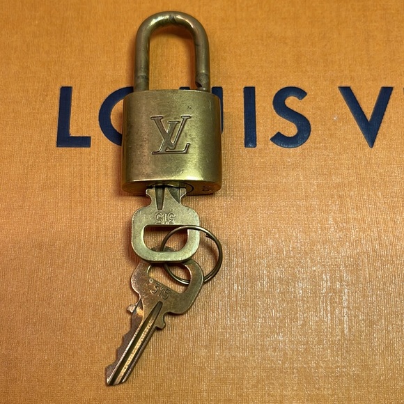🔆AUTHENTIC🔆 LV Lock with 2 keys - Picture 2 of 2